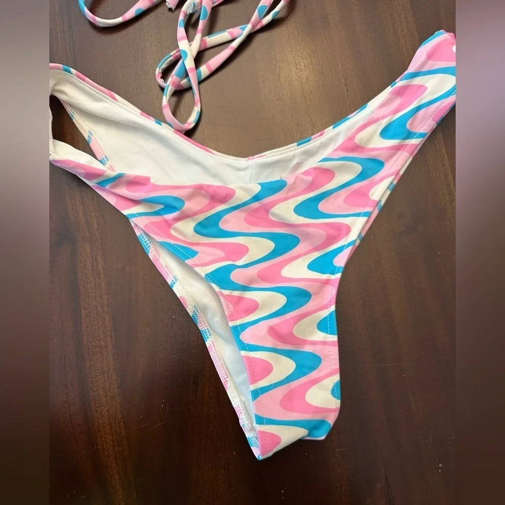 FRANKIES BIKINIS Tia Triangle String Bikini (624)